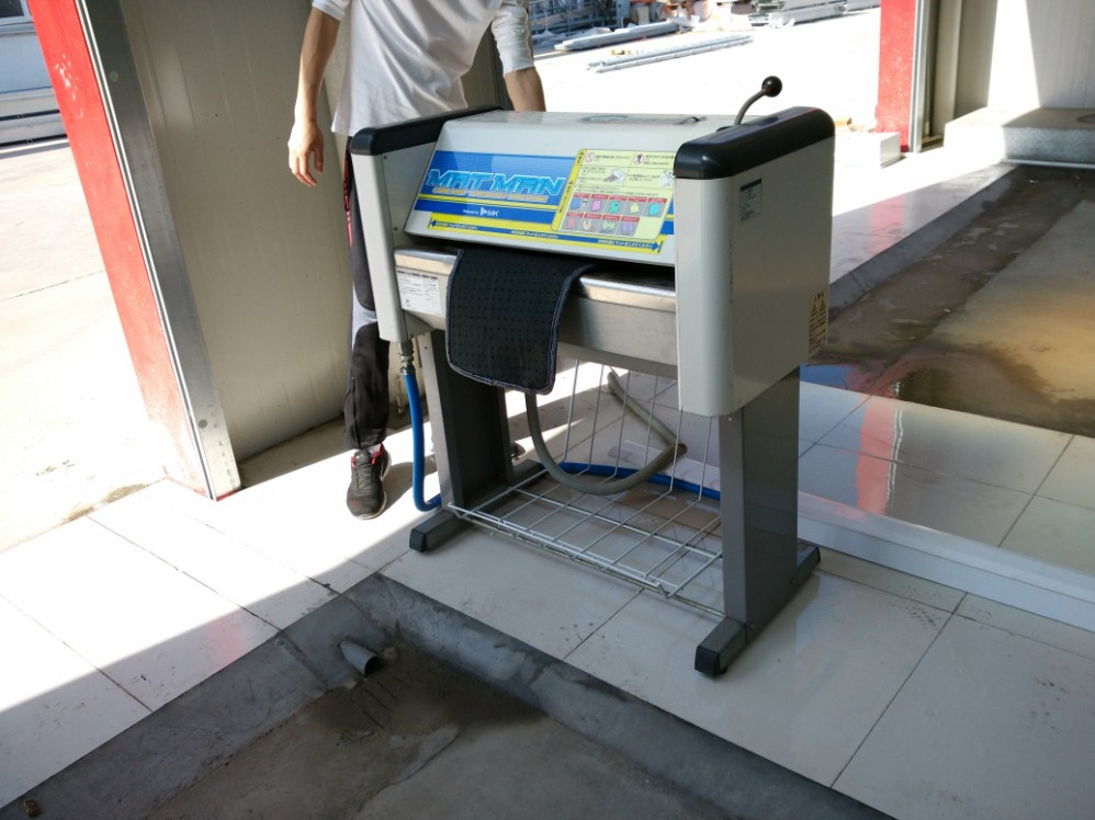 Manually Operated Car Mat Cleaning Tools
