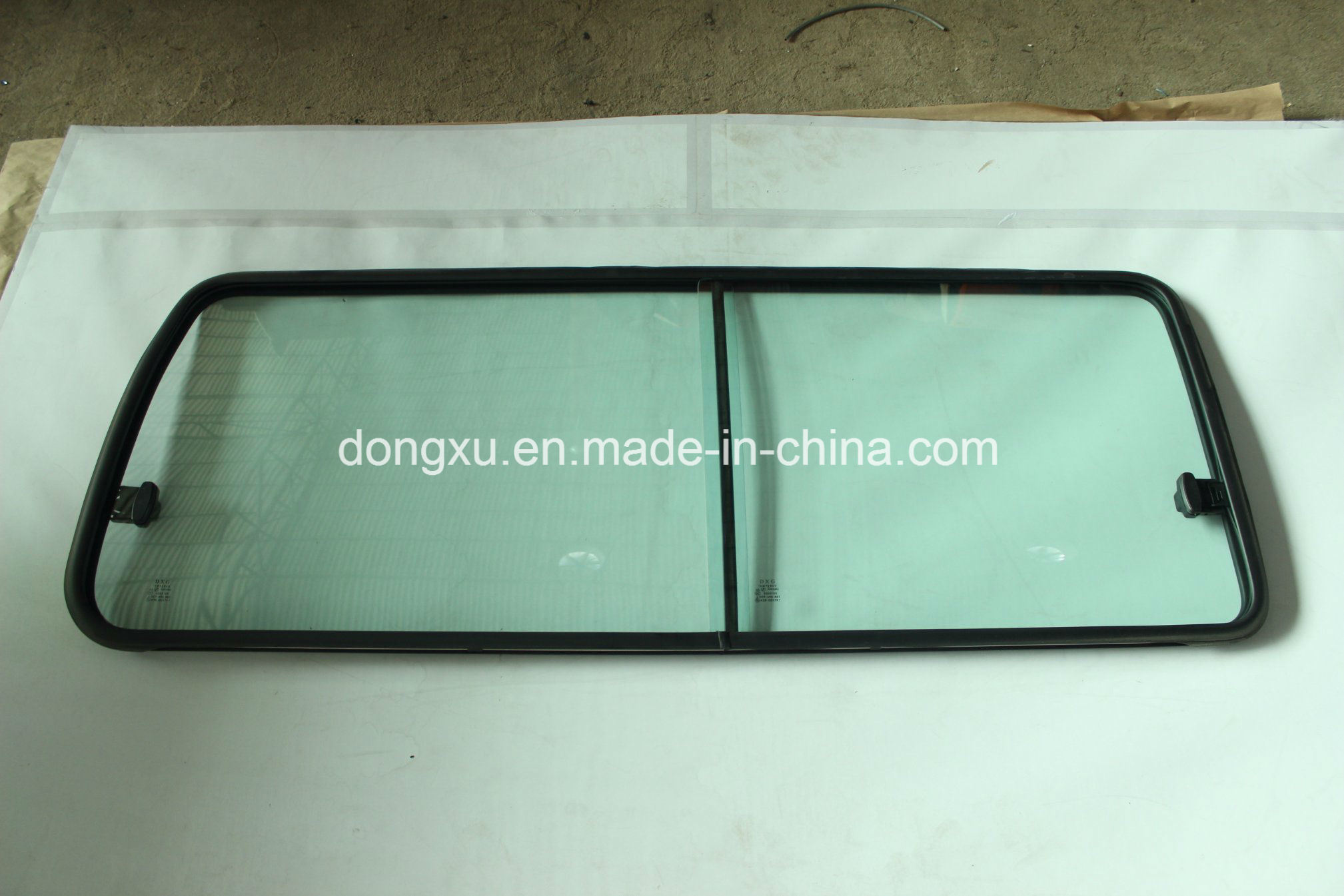 Auto Glass for Toyota Hiace Van 1989-1997 Sliding Glass Frame with Glass Windshield