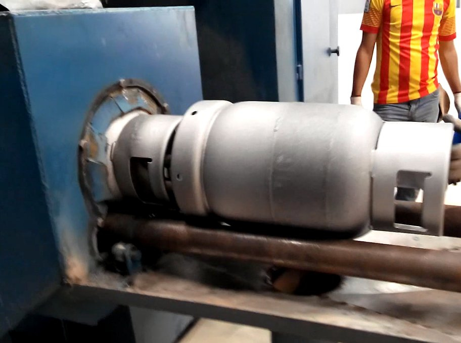 LPG Gas Cylinder Manufacturing Equipments Body Production Line Shot Blasting Machine