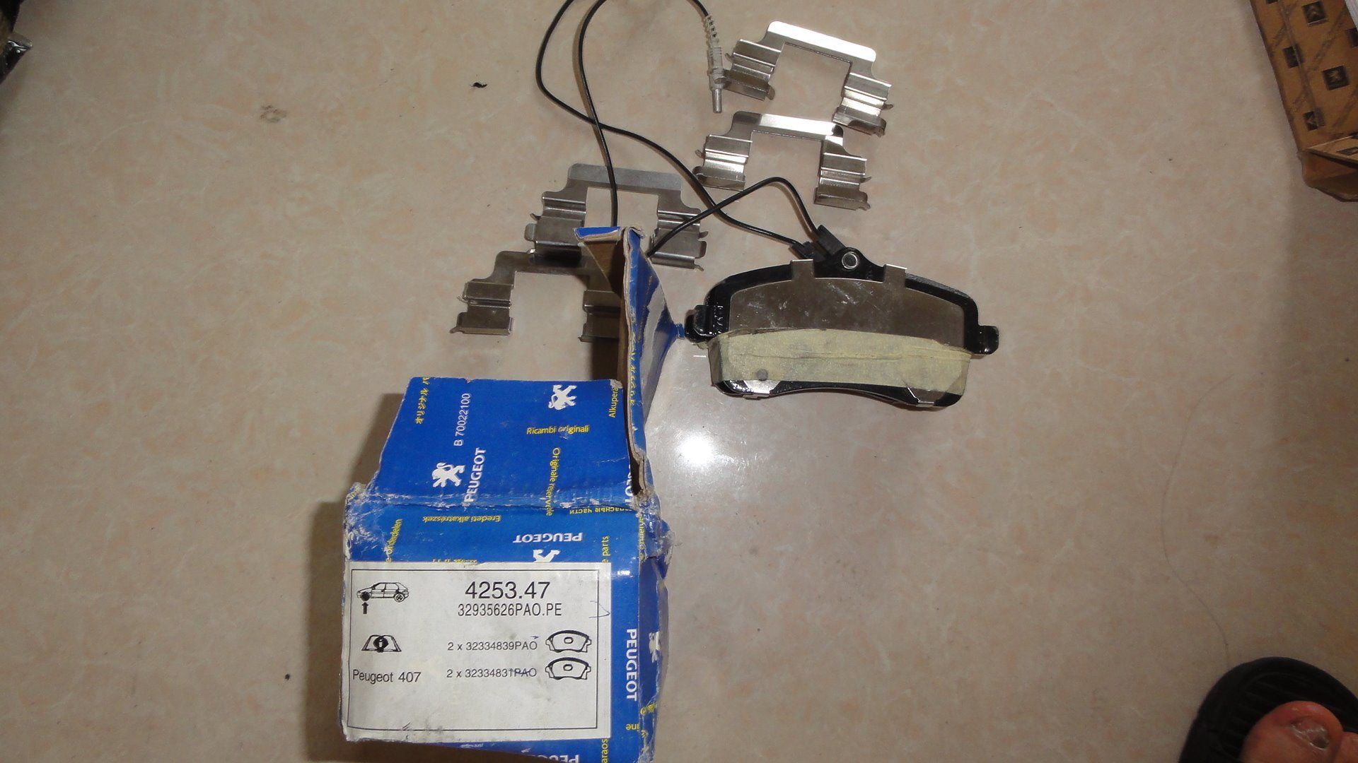 Semi-Metal Auto Parts Brake Pad for Peugeot 407