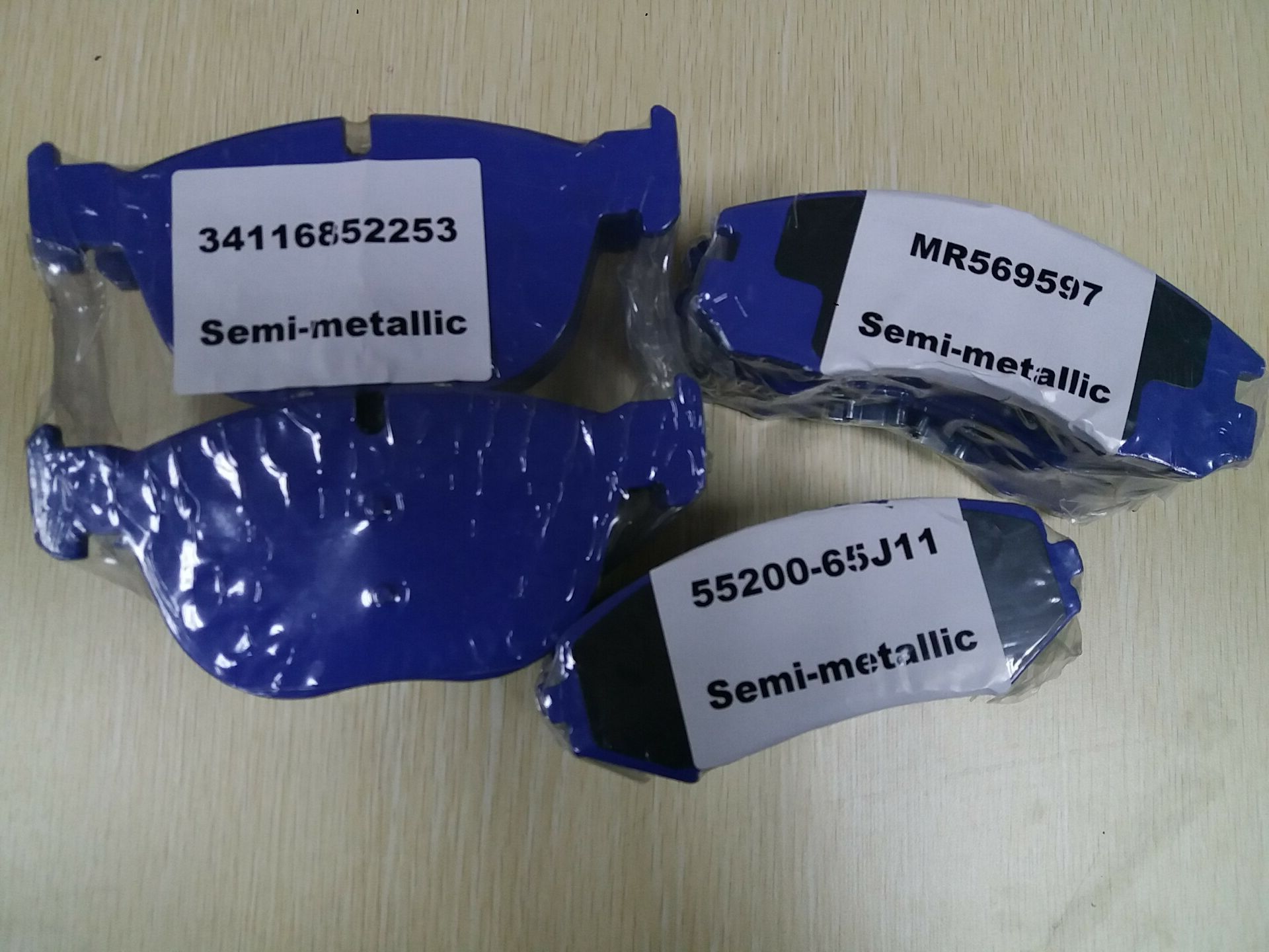 Semi-Metal Brake Pad for BMW34116852253 Mr569597 55200-65j11