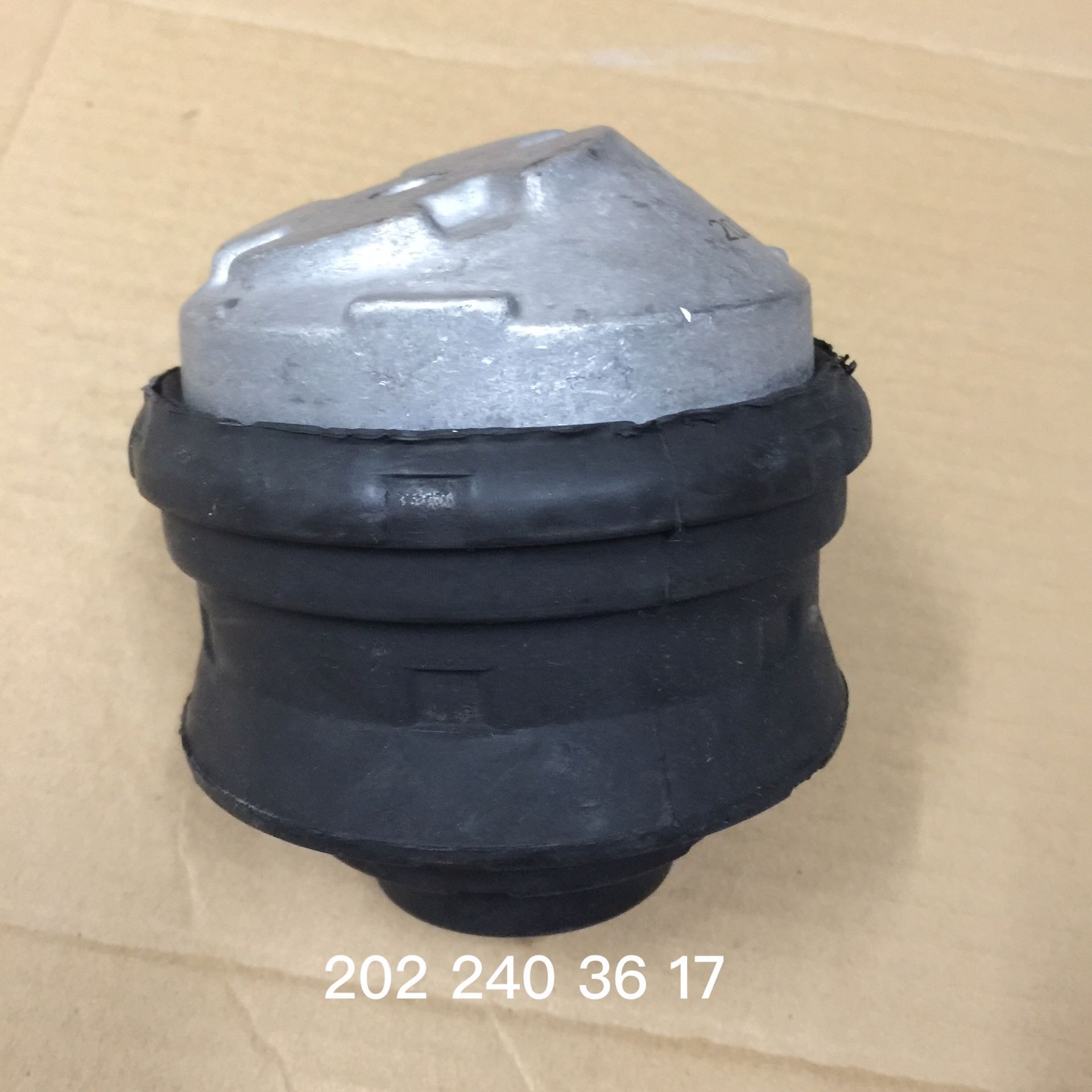 Auto Parts 2022403617 Engine Mount for Benz