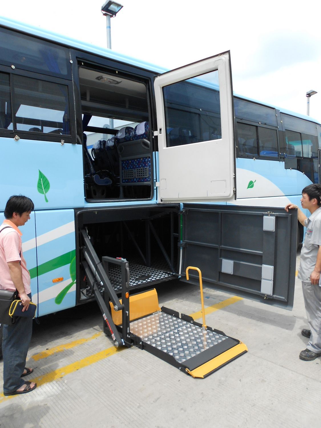 Rotating Wheelchair Lifts for Coach and Tourist Bus Hydraulic Wheelchair Hoist (WL-T-1600)
