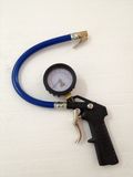 Factory Supply New Designed Popular Chuck Much Good Pressure Tire Gauge Blue Hose (9602A)